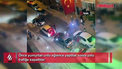 Önce yumurtalı unlu eğlence yaptılar sonra yolu trafiğe kapattılar