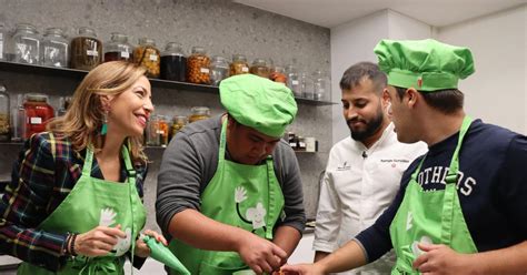 La Alcaldesa De Zaragoza Cocina En Cancook Con Dos Alumnos De Club