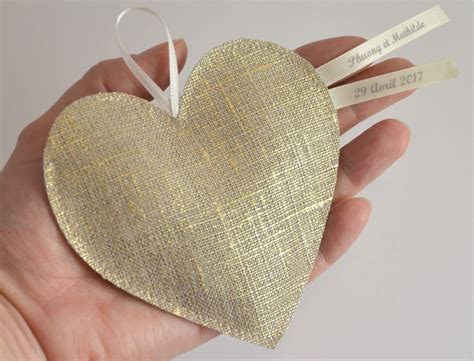 Sachet à dragées mariage lin lamé doré en forme de coeur rubans