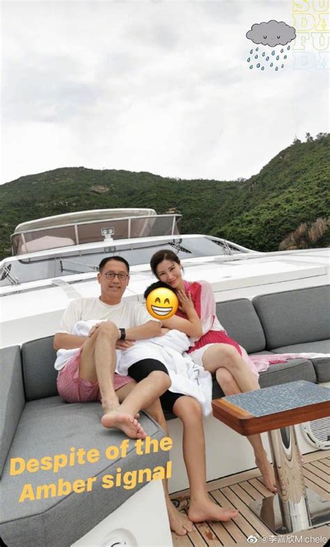 李嘉欣晒一家三口温馨合照 素颜靓丽容颜不改 李嘉欣 游艇 素颜 新浪娱乐 新浪网