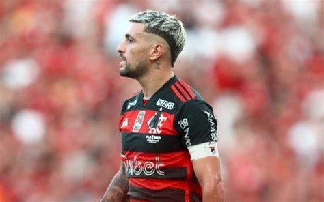 Arrascaeta sente dores durante jogo contra o Botafogo e será reavaliado