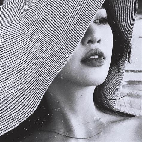 Danh tính hot girl sinh năm 2001 tự sắm biệt thự hơn 30 tỷ mua siêu xe Porsche cùng loạt đồ