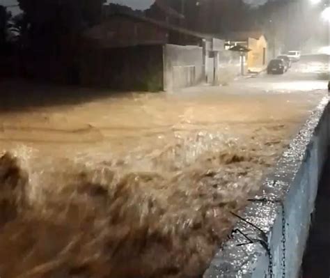 Forte Chuva Alaga Ruas E Causa Estragos Em V Rios Pontos De Teresina