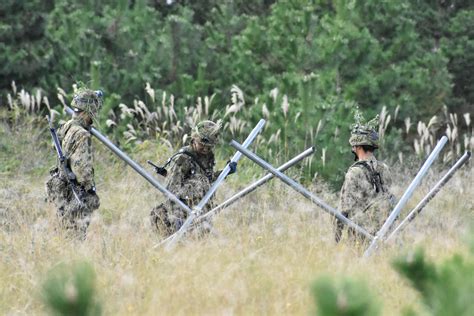 陸上自衛隊東北方面隊 On Twitter 【訓練】 第2施設団水際障害中隊の訓練検閲の様子です。水際障害中隊は、敵の上陸地点に障害物を設置したり対戦車壕 戦車等が通過不能な堀 を掘るなど