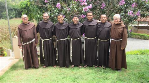 NOVIÇOS RECEBEM O HÁBITO FRANCISCANO Província Santa Cruz