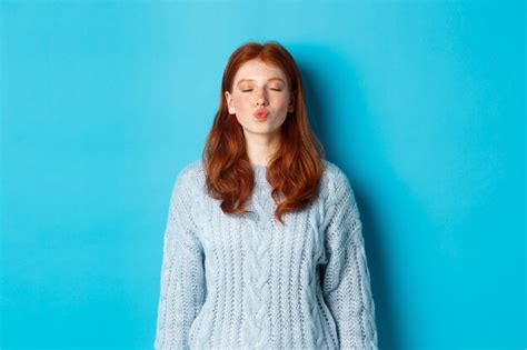 Jolie Adolescente Rousse En Attente De Baiser Lèvres Plissées Et Yeux