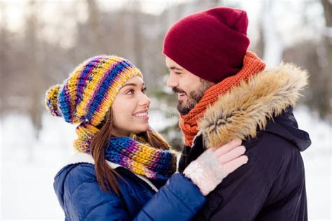 Photo Portrait of Girlfriend and Boyfriend Hug Each Other in Snowy ...