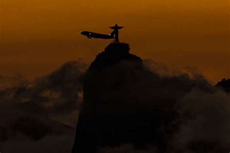 El Cristo Redentor De R O De Janeiro Se Queda A Oscuras En Solidaridad