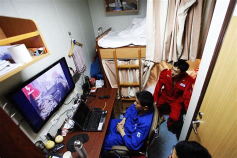 Chinese South China Sea Oil Rig Workers Take Helicopter to Work ...