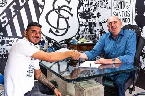 Santos anuncia a renovação de contrato do goleiro João Paulo