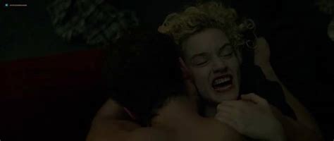 Julia Garner Nude Pics Page 1