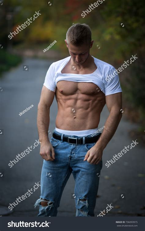 Young Shredded Muscle Man Sixpack Flexing Stock Photo 736093915