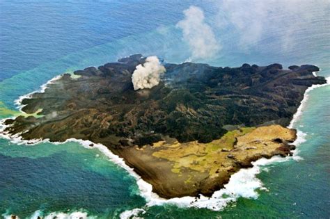 朝日新聞デジタル：【3月24日】噴煙を上げて拡大を続ける小笠原諸島の西之島。画面上部の色の濃い新島部分が、元々あった画面下の西之島を覆い始めて