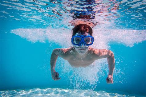 Nuotata Giovane Del Ragazzo Subacquea Nella Piscina Immagine Stock