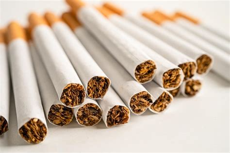 Tabaco De Cigarro Em Rolo De Papel Tubo De Filtro Isolado No Fundo