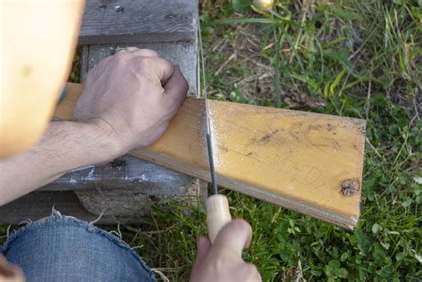 Gartengerätehalter selbst bauen Anleitung in nur drei Schritten