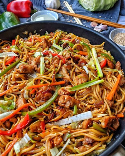 H Hnchen Chow Mein Asiapfanne Mit Gem Se Und Gebratenen Nudeln