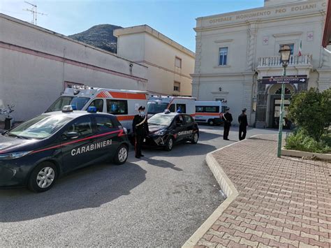 Si Barrica In Casa E Minaccia Di Suicidarsi Agitando Due Coltelli Da