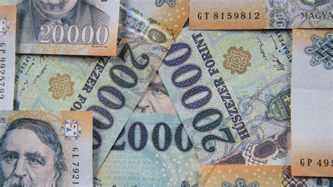 Elképesztő mélységekben a forint kedd reggel már majdnem 370 5 volt az