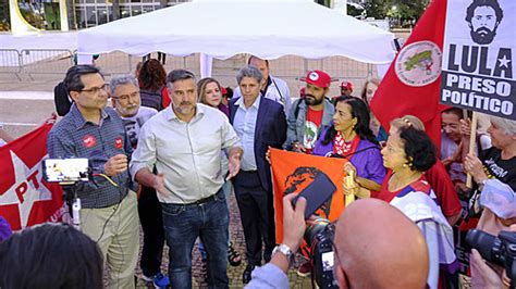 Militantes em greve de fome recebem apoio de parlamentares Política