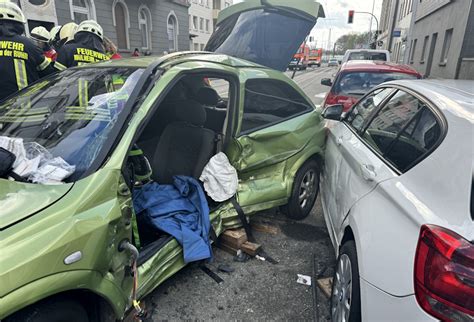 Schwerer Verkehrsunfall Mit Eingeklemmter Person Lokalklick Eu