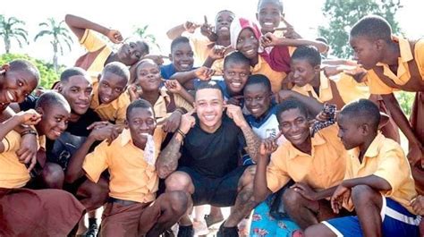 Ghana Memphis Depay Visite Une Cole De Sourds Muets Pour Une Uvre