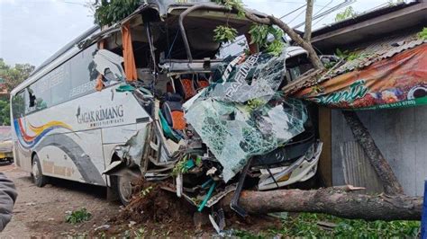 Bus Rombongan Guru Smpn Palabuhanratu Alami Kecelakaan Senggolan