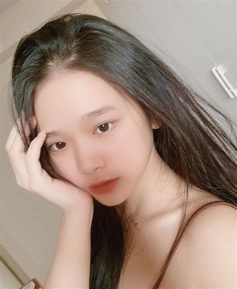 Hot girl Linh Ka khoe mặt mộc đôi mắt nhỏ xíu nhưng lại xinh hơn cả khi tô son phấn