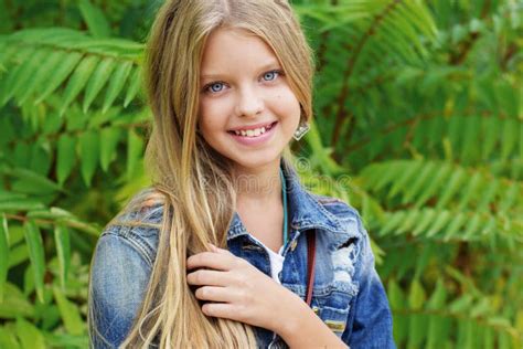 Portrait De Fille Assez Blonde Blueeyed Image Stock Image Du Beau Femelle