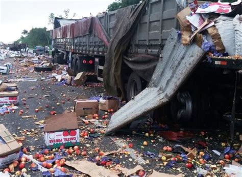 Batida Entre Caminh O E Carreta Provoca Queda De Ma S E Congestiona A