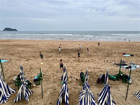 Tiempo de hoy a la mañana en la playa de Zarautz Con mucha eitb