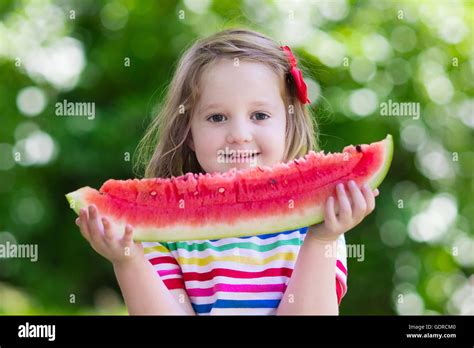 Kids eating watermelon hi-res stock photography and images - Alamy