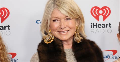 Martha Stewart Sta A Si Najstarsz Modelk Z Ok Adki Kostium W