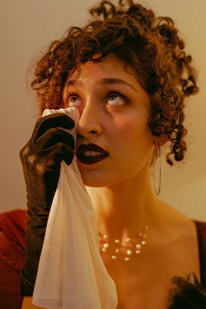 Retrato De Una Joven Latina Llorando Con Un Pa Uelo Vintage Foto Y Vertical Foto Premium