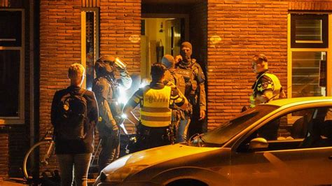 Arrestatieteam Valt Woning Binnen Na Melding Van Vuurwapen Video