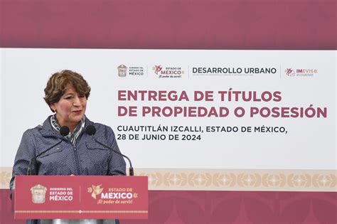 Delfina Gómez entrega 2 mil 700 títulos de propiedad a familias del Edomex