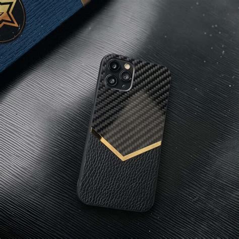 Чехол для iPhone из карбона и кожи черного цвета - Majoroff
