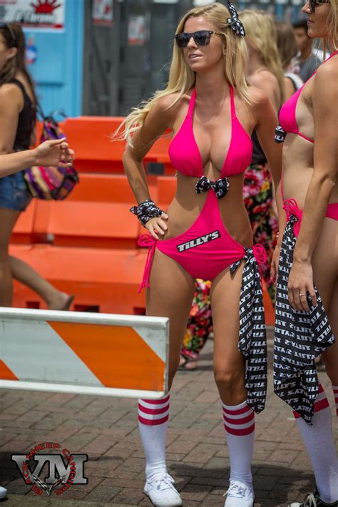 Fotos De Chicas Mujeres En Microbikinis Mujeres Marcando Camellito En Bikini