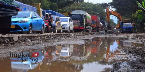 Jalan Pati Rembang Macet Parah Bikin Kendaraan Besar Lewat Jalur