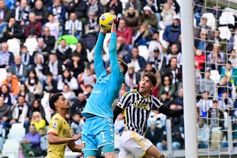 La Juve Bloccata Dal Genoa E Dai Pali Finisce Senza Reti Allo