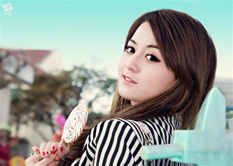 Hot girl phố núi lột đồ ở Anh không đòi quà bản Gia Lai