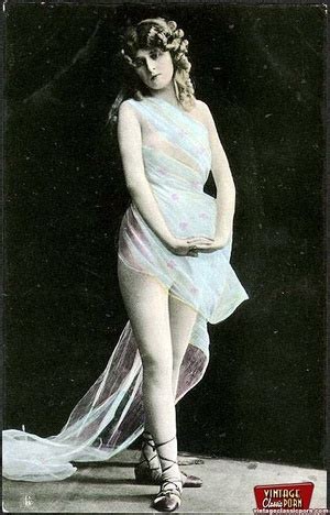 Beautiful Vintage Naked Sweeties Posing In XXX Dessert Picture 1
