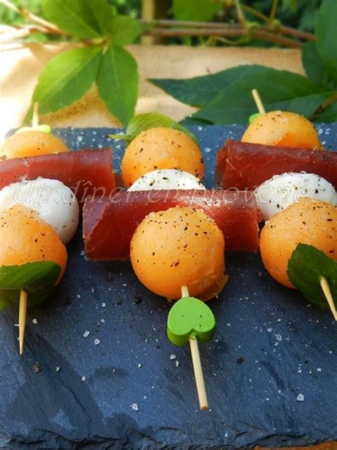 Brochettes de melon jambon cru mozza et basilic Un dîner en