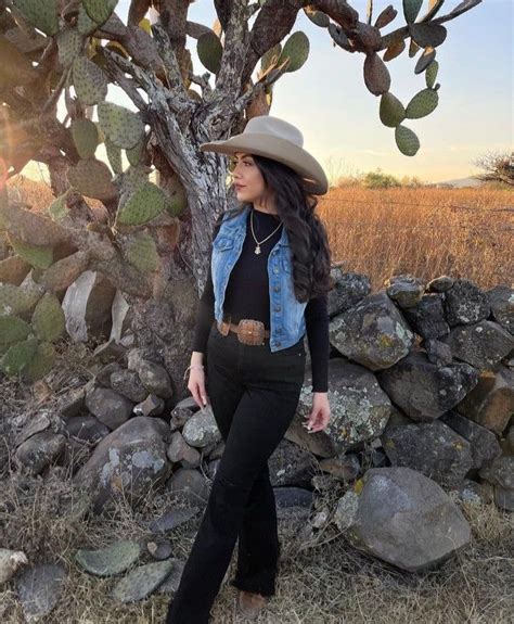 Pin By Laura On Outfits Vaqueros Western Wear Outfits Western