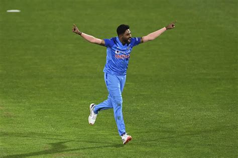 mohammed siraj shared mantra  scalping  wickets  india