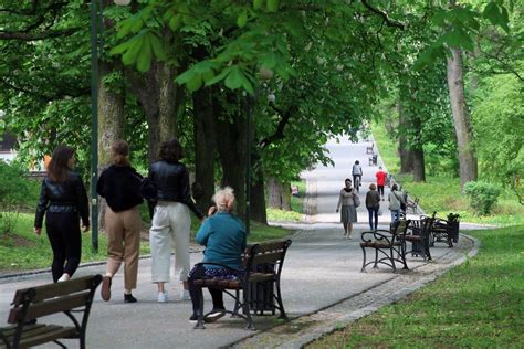 Problem z bandami nastolatków w Ogrodzie Saskim Wrzeszczą sikają