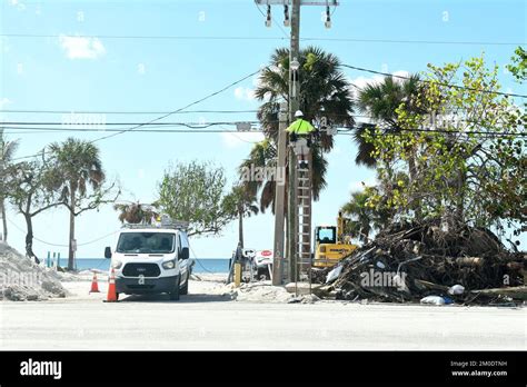 Bonita Springs Fl Usa November 4 2022 Crews Work To Connect