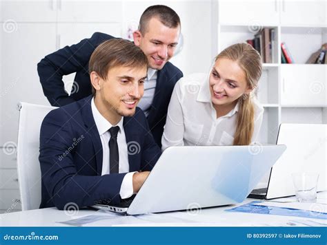 Drei Unterschiedlicher Sex Der Geselligen Mitarbeiter Der Im Firma Offi Arbeitet Stockbild