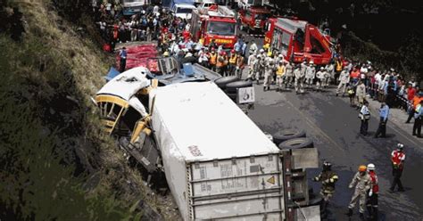 Tragico scontro tra due autobus il bilancio è pesantissimo