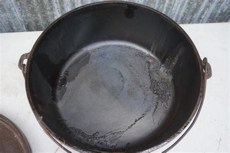 Sold Price Lodge 14 Cast Iron Dutch Oven August 3 0117 1000 Am Cdt